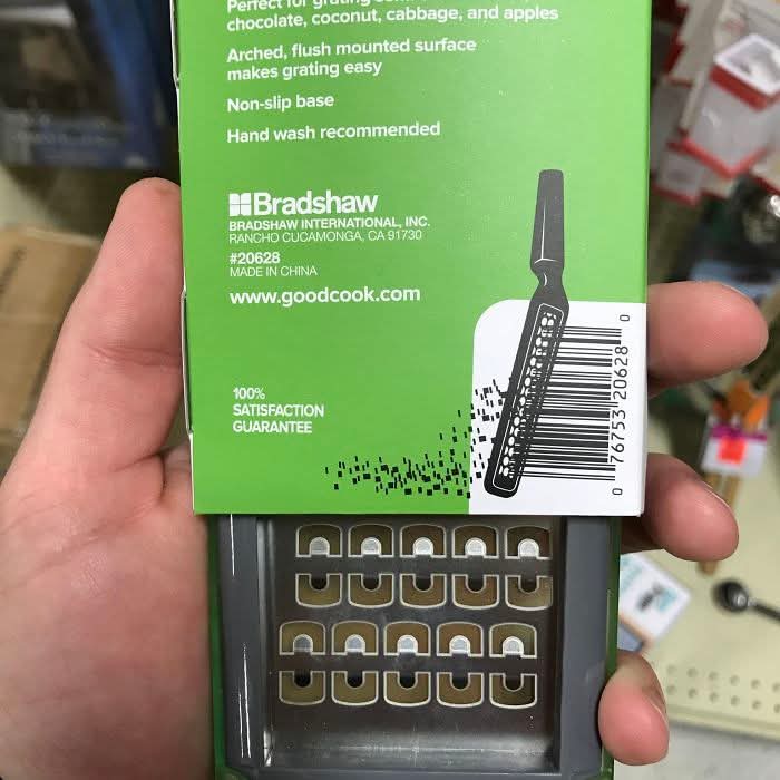 Perfect for grating chocolate, coconut, cabbage, and apples

Arched, flush mounted surface makes grating easy

Non-slip base

Hand wash recommended

Bradshaw

BRADSHAW INTERNATIONAL, INC. RANCHO CUCAMONGA, CA 91730

#20628

MADE IN CHINA

www.goodcook.com

*100% SATISFACTION GUARANTEE*